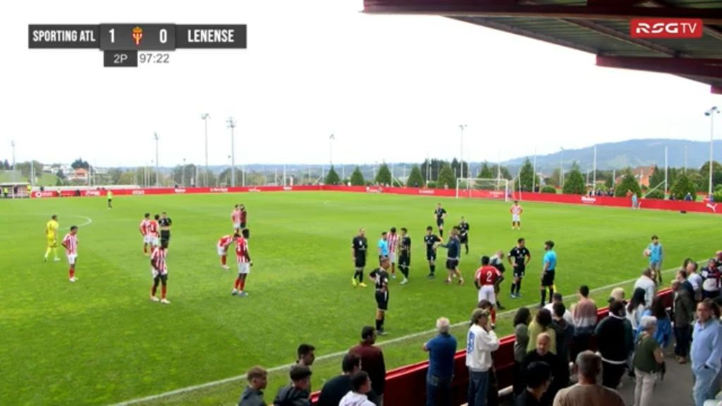 Un menor, herido tras una pelea durante el Sporting B-Lenense en la que tuvo que intervenir Ramírez