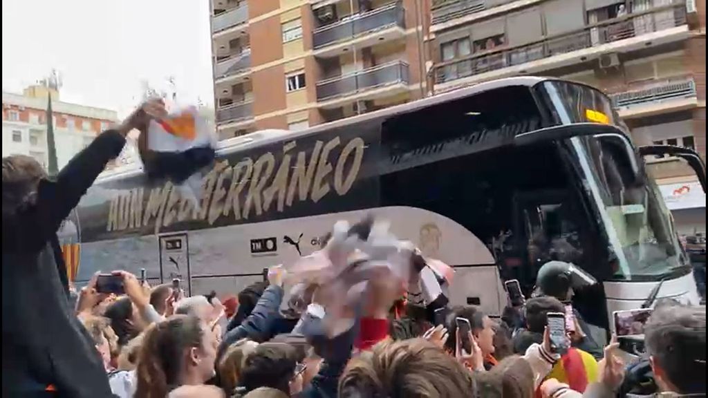 Valencia-Athletic: Llegada del autobús del Valencia a Mestalla