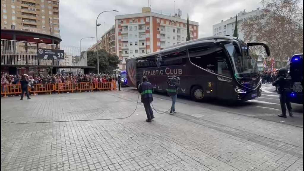 Valencia-Athletic: Llegada del autobús del Athletic a Mestalla