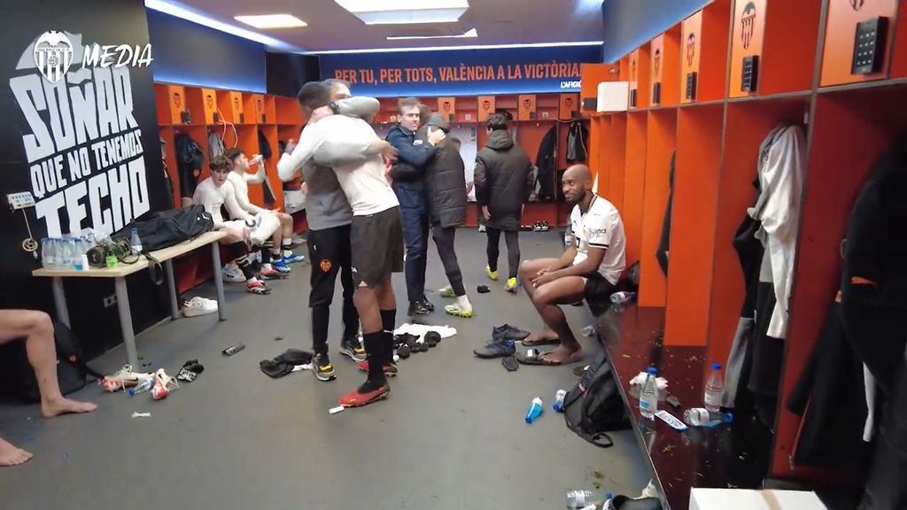 Locura en el vestuario del Valencia CF tras ganar al Athletic