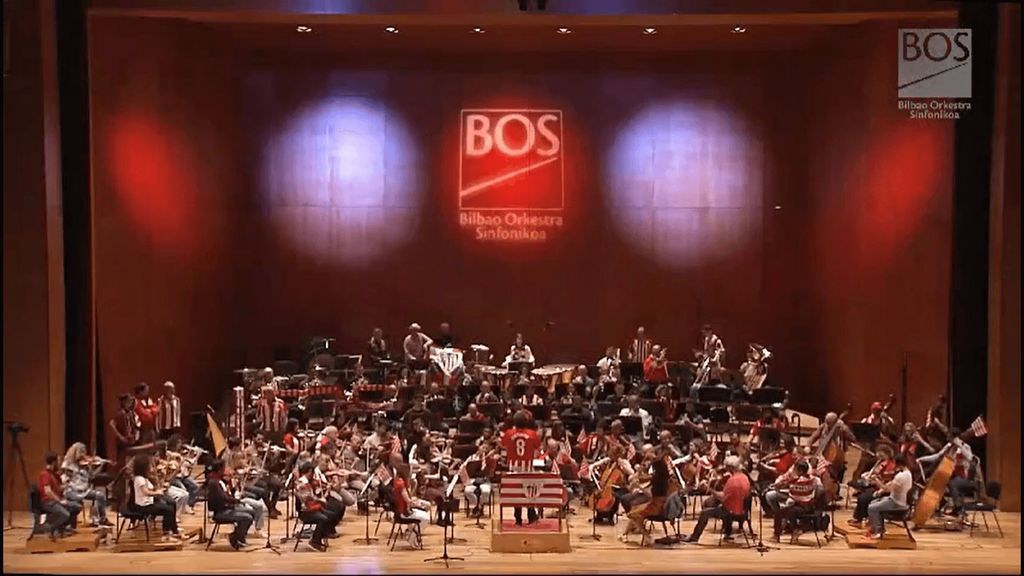Con camisetas y bufandas la Orquesta Sinfónica de Bilbao interpreta el cántico rojiblanco en el Euskalduna