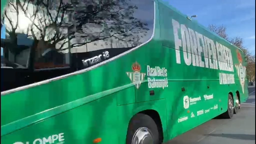 Real Betis-Getafe: Llegada del autobús verdiblanco al Benito Villamarín
