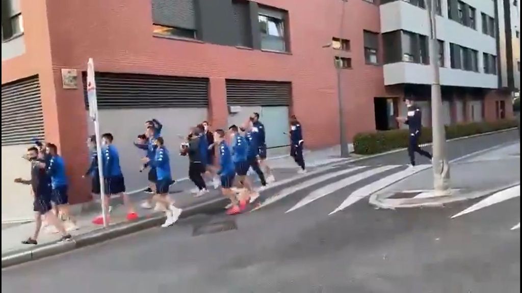 La plantilla del Amorebieta celebrando el ascenso