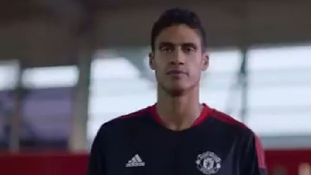 Varane presentado con el Manchester United