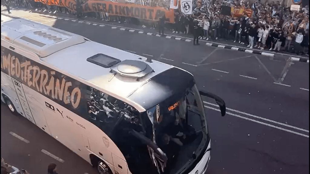 Valencia-Betis: Llegada del autobús del Valencia a Mestalla
