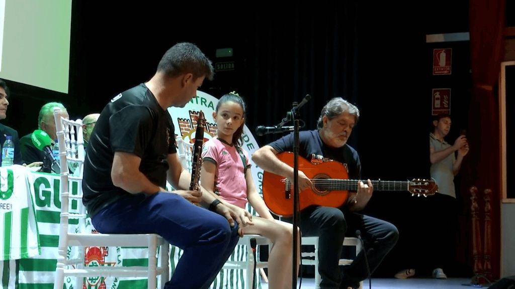 Lucia, la niña del Betis que emociona a Gordillo con su himno y manda un mensaje a los niños béticos: "no cambiarse al Sevilla"