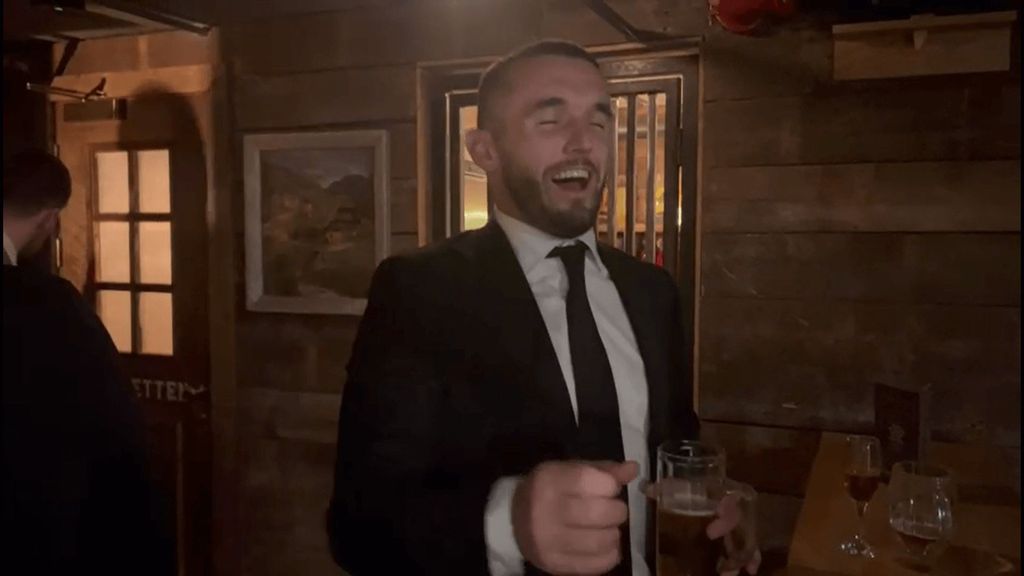 El capitán del Aston Villa canta el himno del centenario del Sevilla