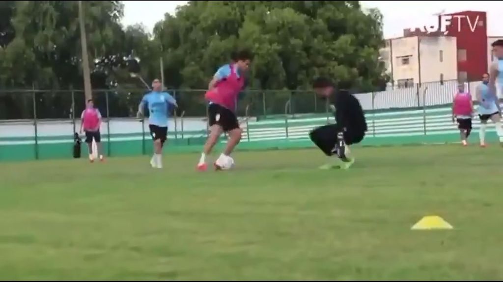 Maxi Gómez se pone cero nervioso para definir con Uruguay