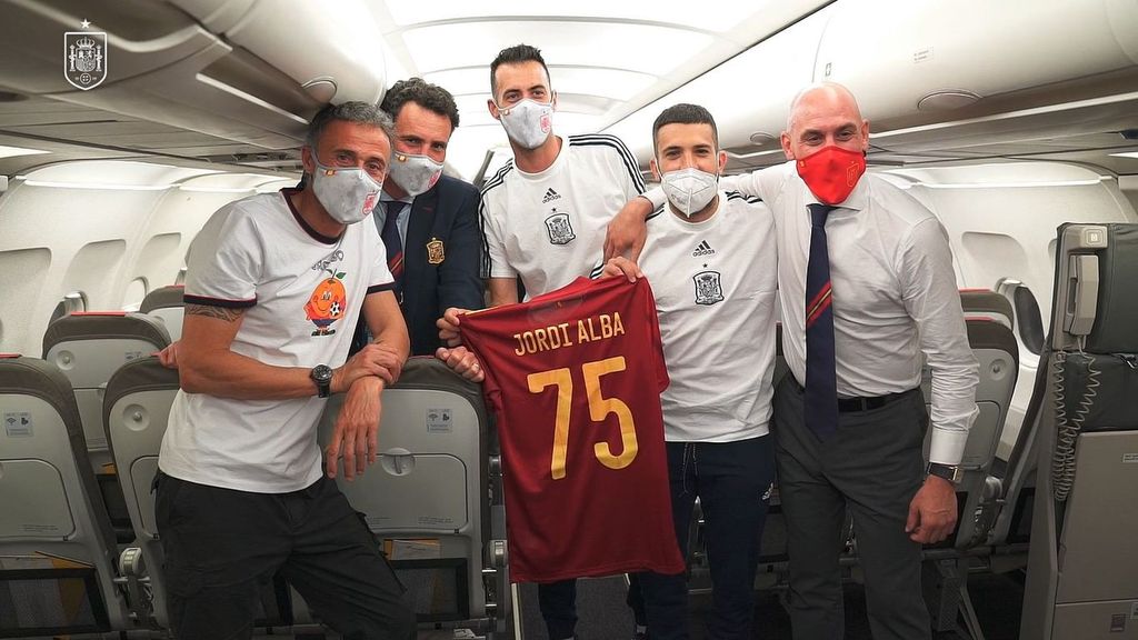 Jordi Alba recibe durante el vuelo de regreso una camiseta conmemorativa por hacer 75 partidos con la Selección