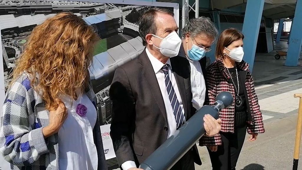 Así fue el momento en el que Abel Caballero, alcalde de Vigo, lleva la primera piedra de la nueva grada hasta el sitio de su colocación