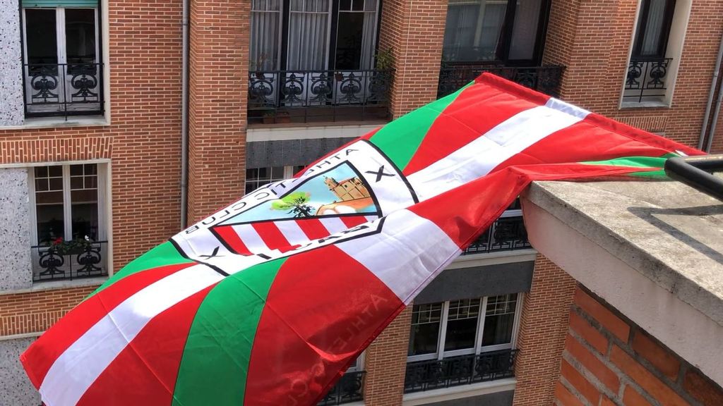 Ya cuelgan en los balcones de toda Bizkaia las banderas del Athletic