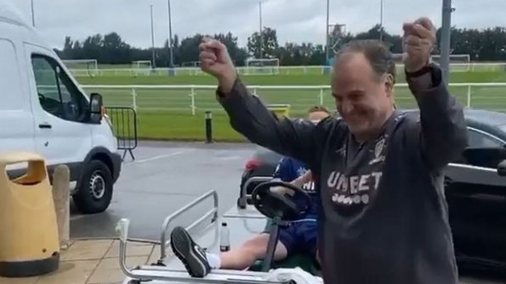 Bielsa es recibido por sus jugadores en el entrenamiento tras el ascenso