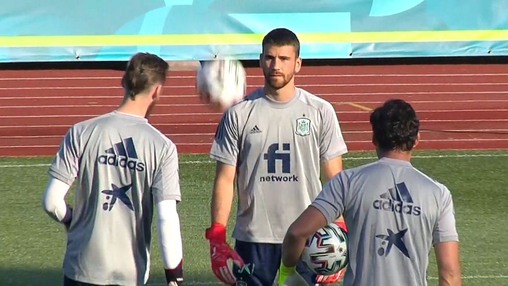 (MEDIASET) Entrenamiento de control con los pies y muy buen rollo entre De Gea, Unai Simón y Robert Sánchez