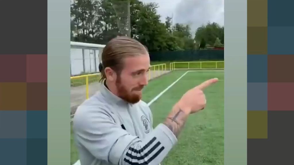 Muniain juega con los chicos de su academia