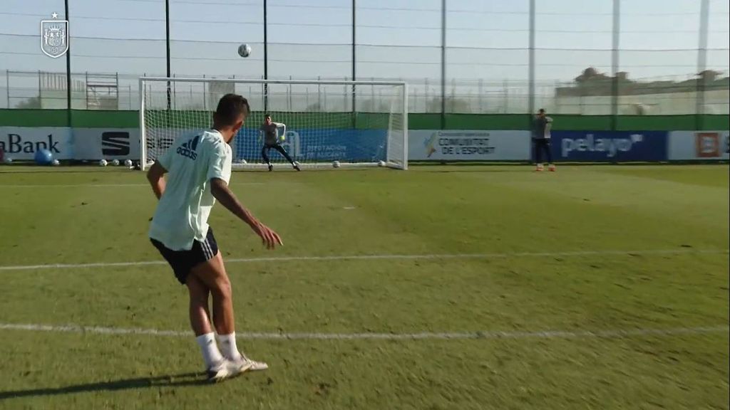 Soler, Ceballos y Miranda sacan la escuadra y cartabón para buscar el ángulo perfecto