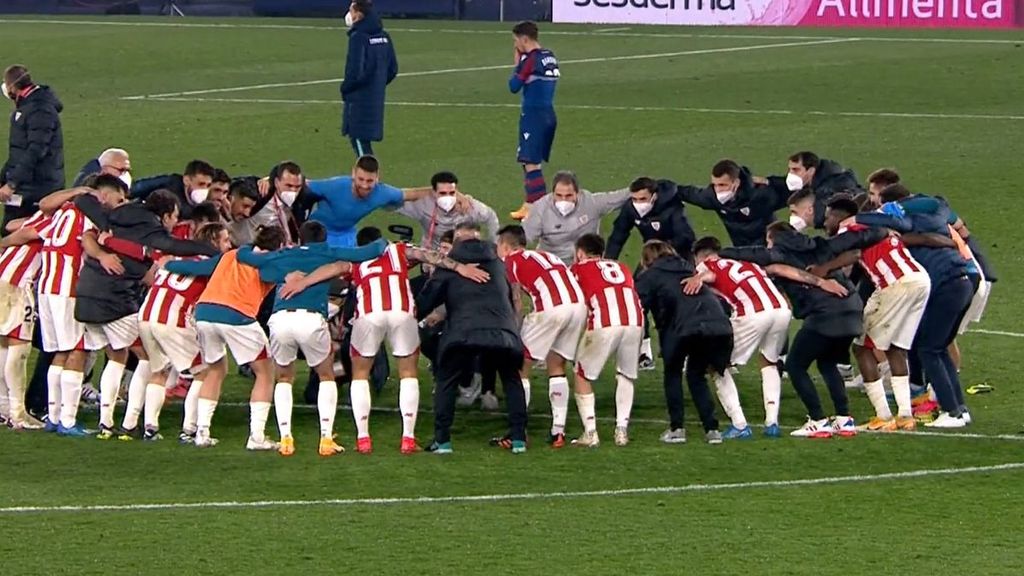 Brutal: Así celebró el Athletic el pase a la final sobre el césped (Mediaset)