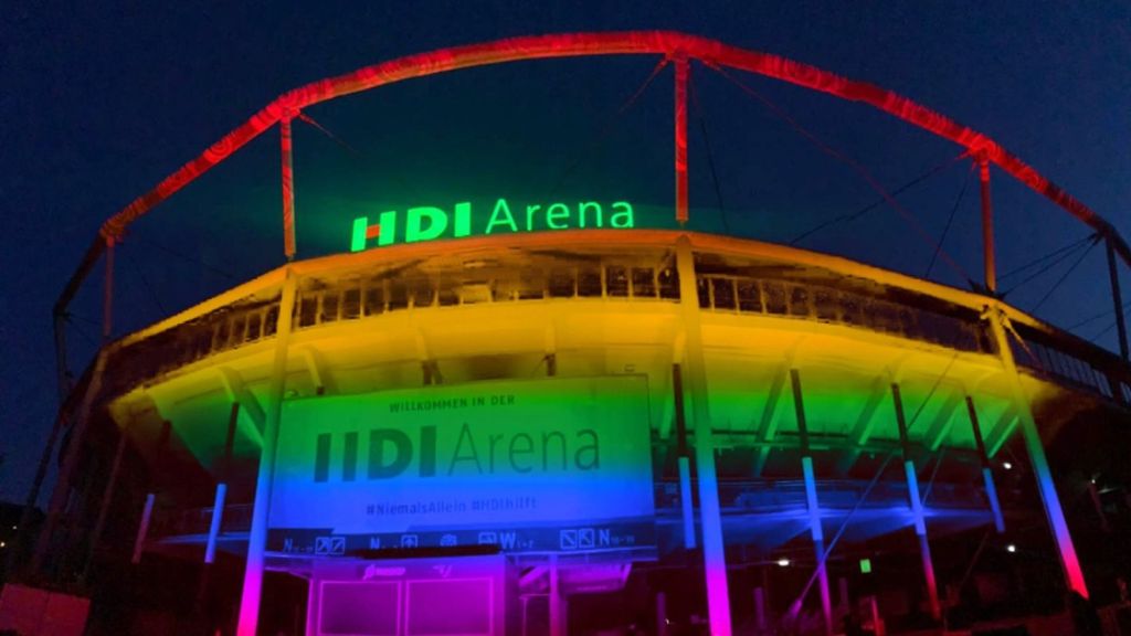 (MEDIASET) La valiente respuesta de los equipos de la Bundesliga tras la negativa de la UEFA a jugar con el arcoíris