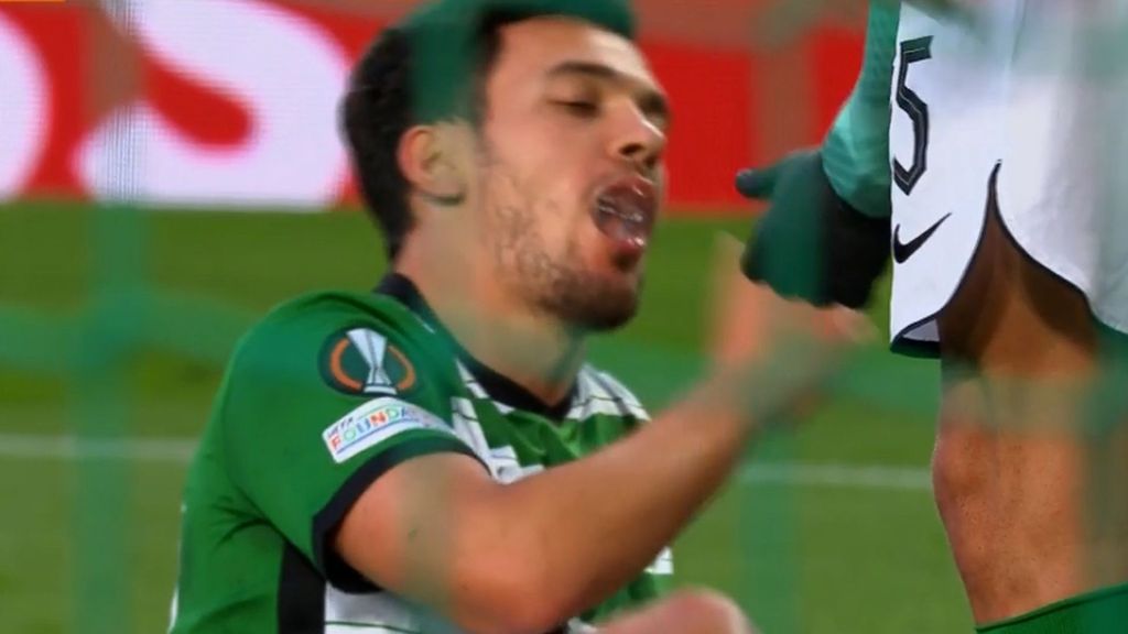 (Mediaset) Un jugador del Sporting se pone a chupar hielo en pleno partido: remedio primitivo tras recibir un cabezazo