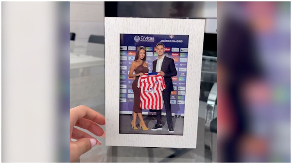 (Mediaset) Marta Díaz, pareja de Reguilón, presume del Atlético de Madrid en el salón de su casa