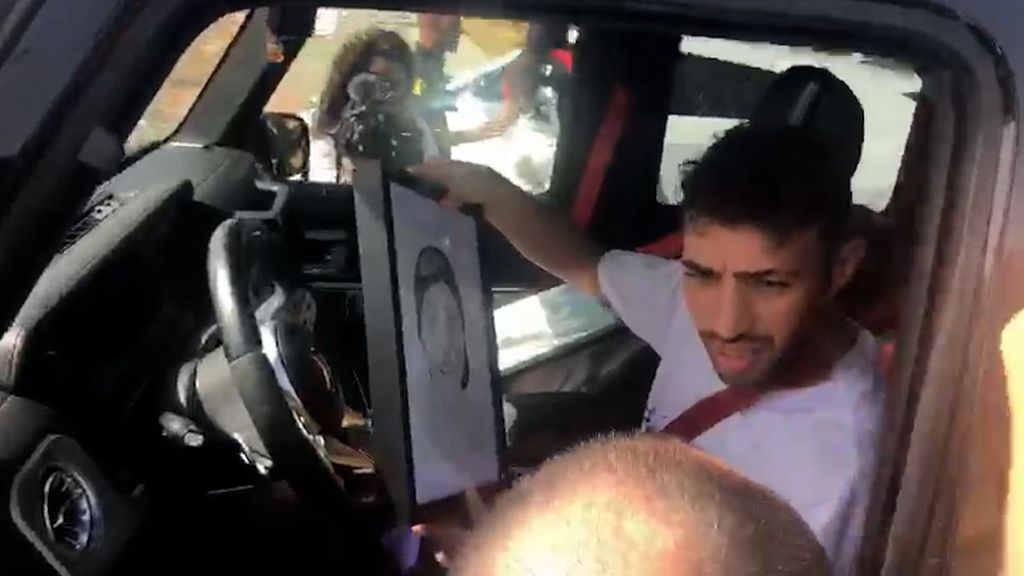 (Mediaset) Munir recibe regalos a la salida de la ciudad deportiva y le desean suerte fuera del Sevilla: "Gracias"