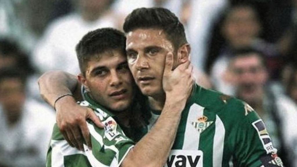 (Mediaset) El Joaquín de ahora abraza al de hace 20 años: la preciosa foto que emociona al beticismo