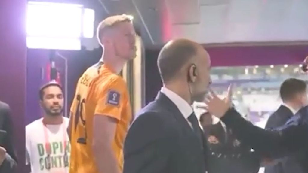 (Mediaset) Sale a la luz la secuencia completa del "qué mirás bobo": Weghorst intentó dar la mano a Messi y acabó encarándose con los argentinos