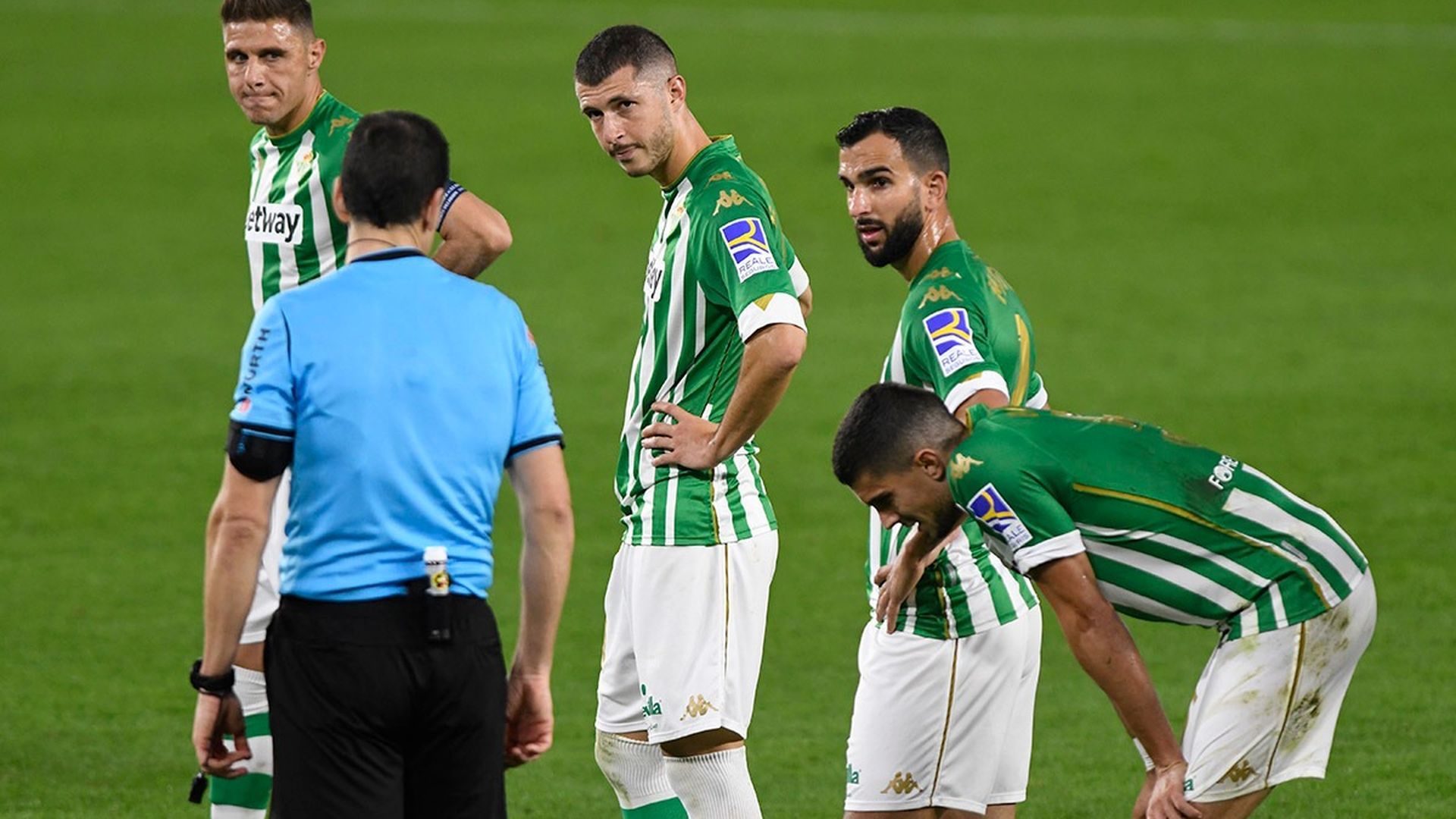 caras_de_los_jugadores_del_betis_tras_la_derrota_ante_el_eibar_foto_kiko_hurtado_005.jpeg