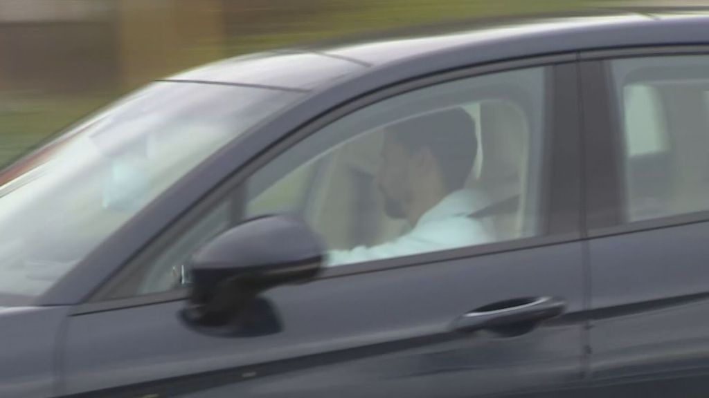 Caras serias de los jugadores en su llegada al entrenamiento del Sevilla