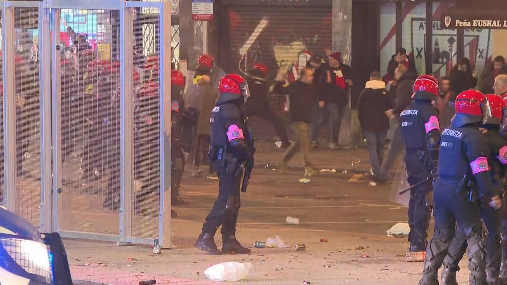 Cargas policiales tras la victoria del Athletic ante la Roma