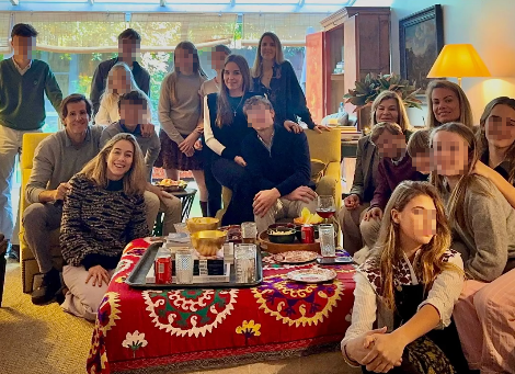 Carla Goyanes y Cari Lapique con su familia