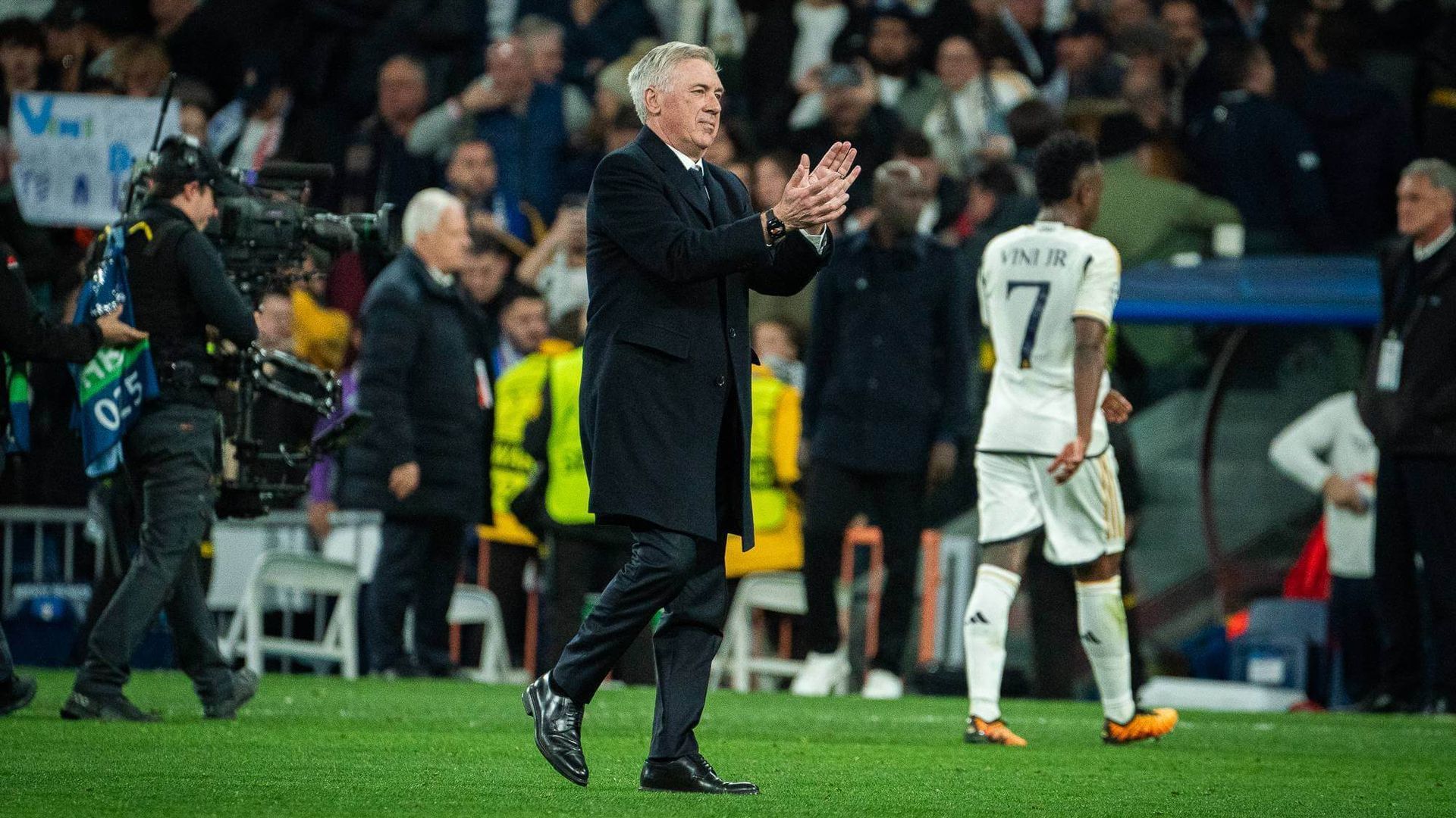 carlo_ancelotti_aplaude_a_la_aficion_tras_el_real_madrid_leipzig_foto_cordon_press.jpg