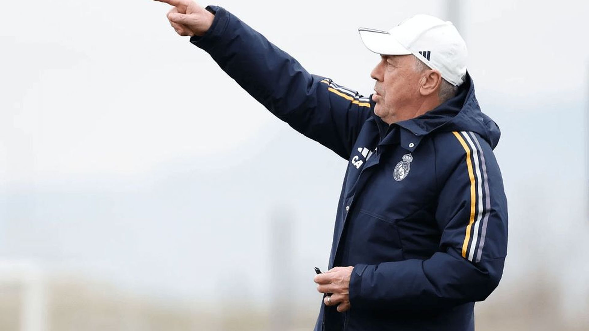 carlo_ancelotti_dando_instrucciones_en_un_entrenamiento_del_real_madrid_foto_rm_001.png