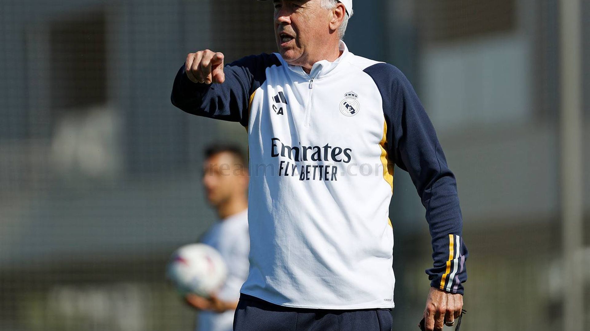 carlo_ancelotti_dando_ordenes_en_un_entrenamiento_del_real_madrid_foto_rm_001.jpg