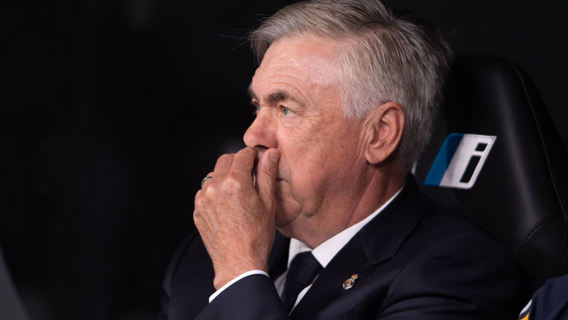 carlo_ancelotti_en_el_banquillo_del_santiago_bernabeu_foto_cordon_press_001.jpg