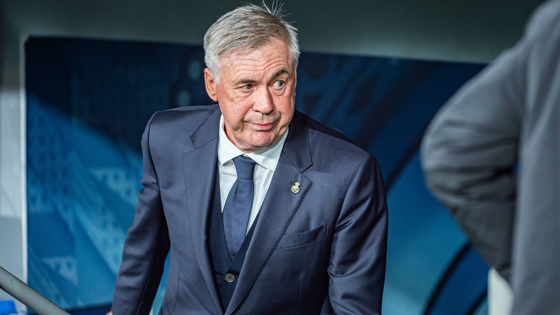 carlo_ancelotti_entrando_al_banquillo_del_santiago_bernabeu_foto_cordon_press_001.jpg