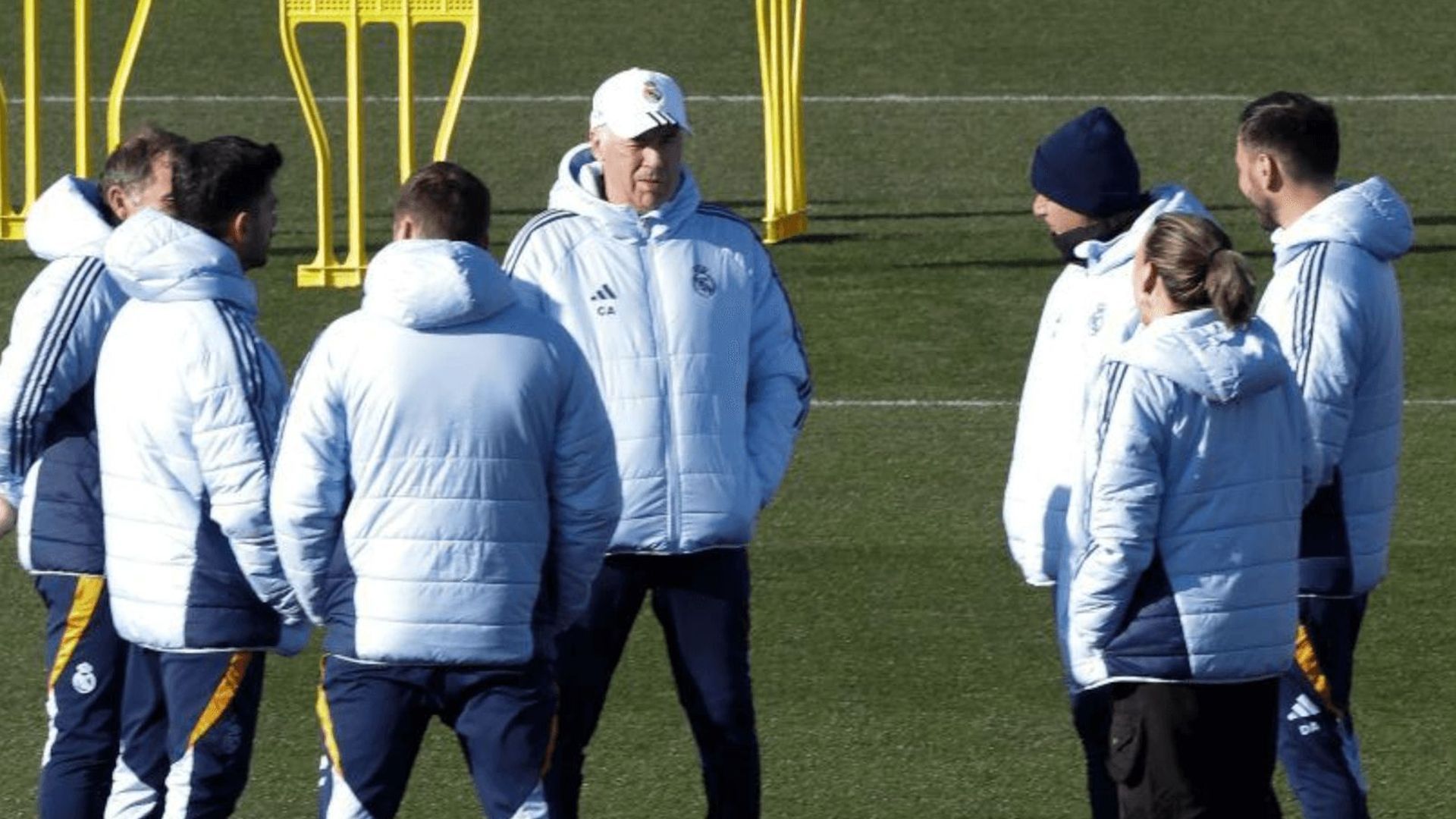 carlo_ancelotti_entrenando_foto_efe_001.png carlo_ancelotti_entrenando_foto_efe_001.png