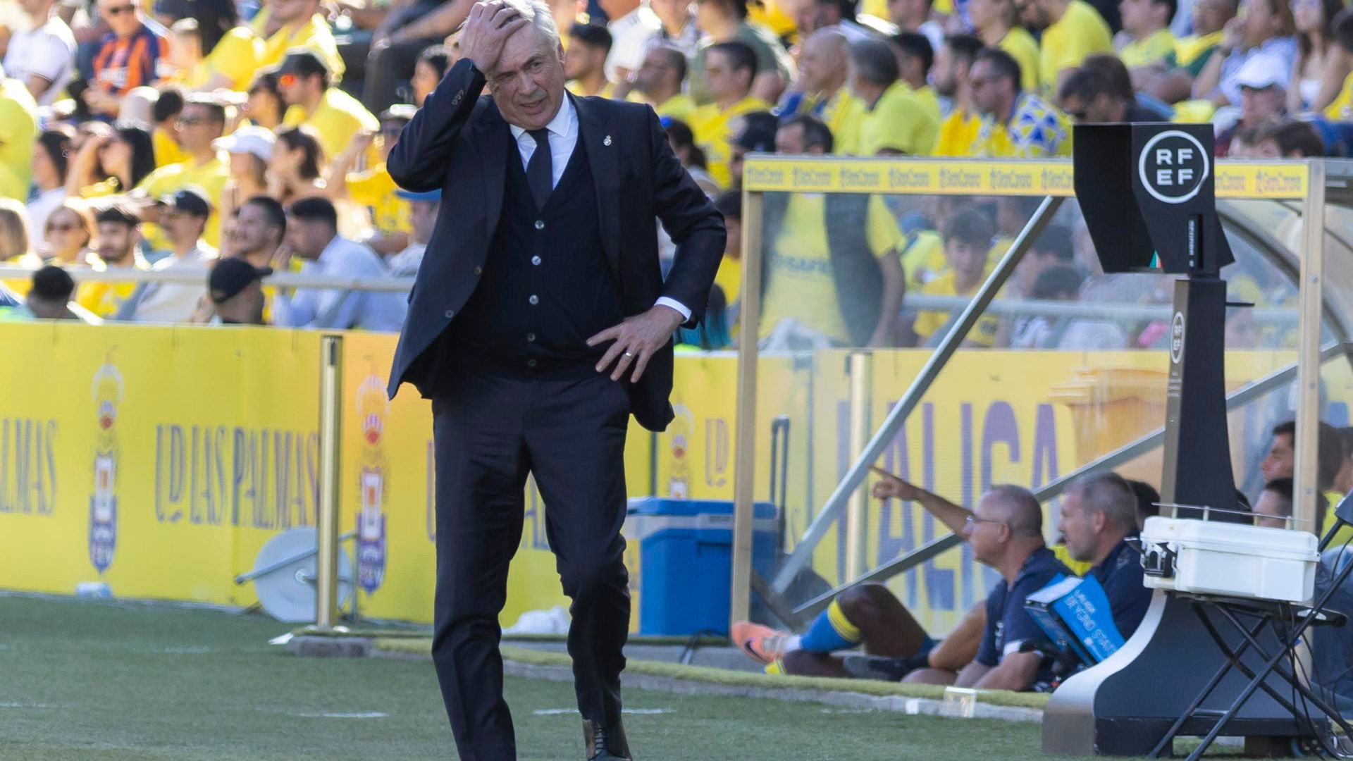 carlo_ancelotti_se_lamenta_de_una_jugada_en_las_palmas_real_madrid_foto_efe_001.jpg