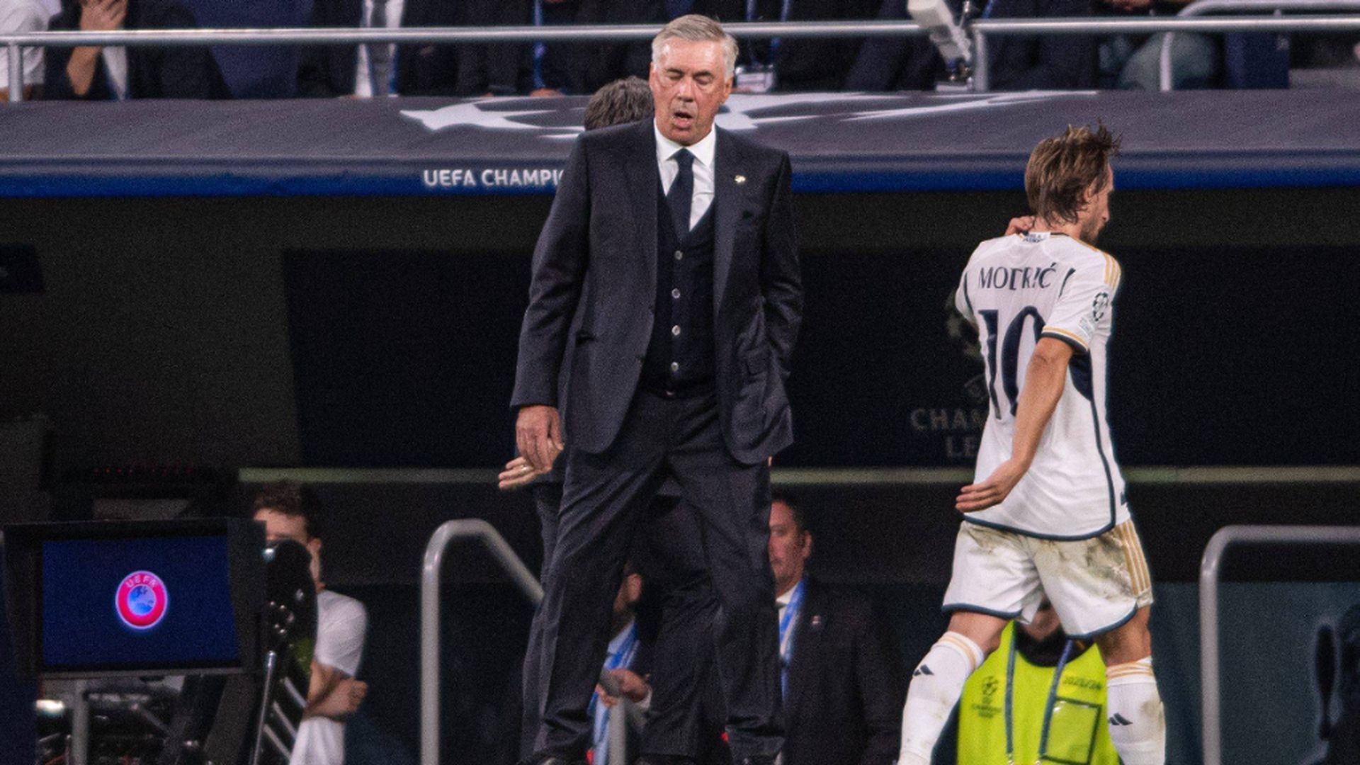 carlo_ancelotti_y_modric_en_el_banquillo_del_real_madrid_cordon_press_001.jpg