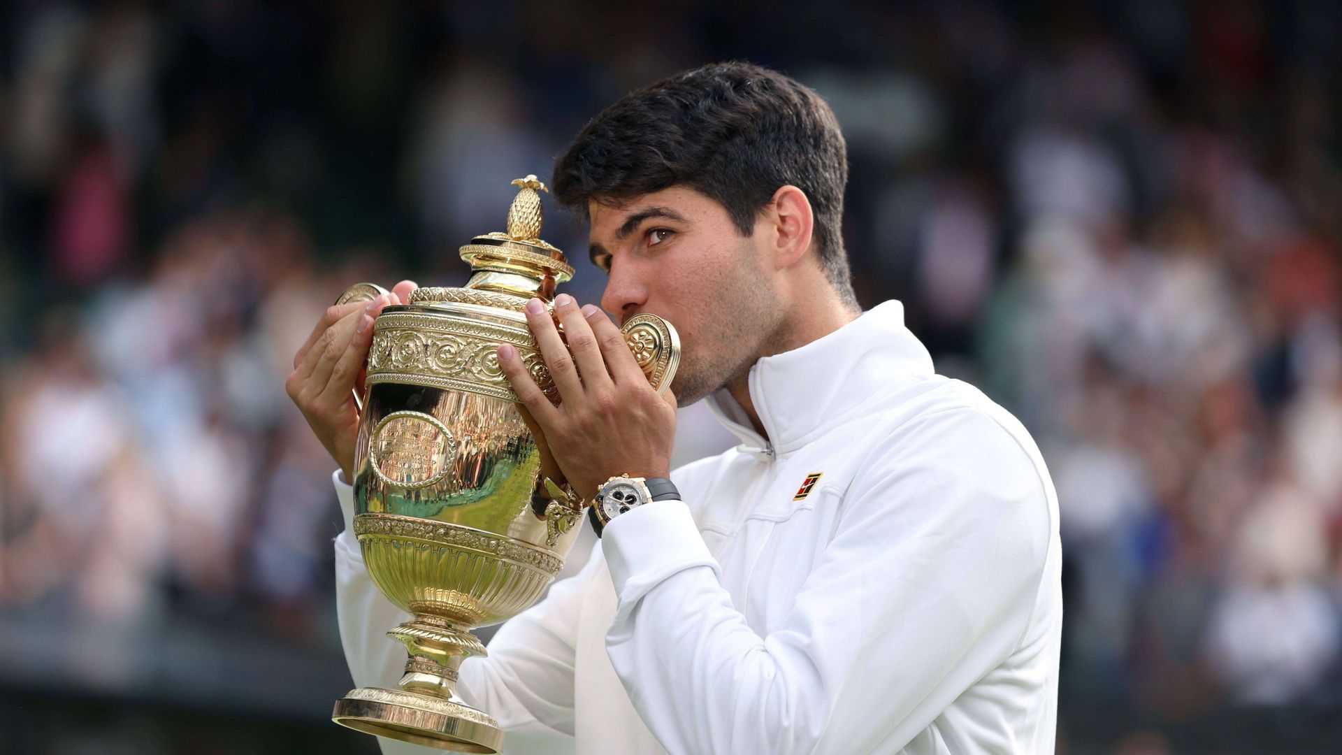 carlos_alcaraz_con_el_trofeo_de_wimbledon_foto_cordon_press.jpg