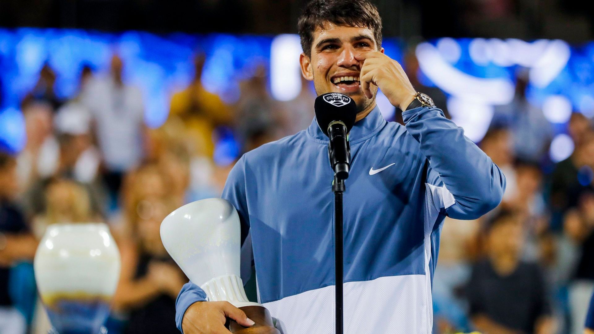 carlos_alcaraz_en_la_ceremonia_de_cincinnati_foot_cordon_press.jpg carlos_alcaraz_en_la_ceremonia_de_cincinnati_foot_cordon_press.jpg