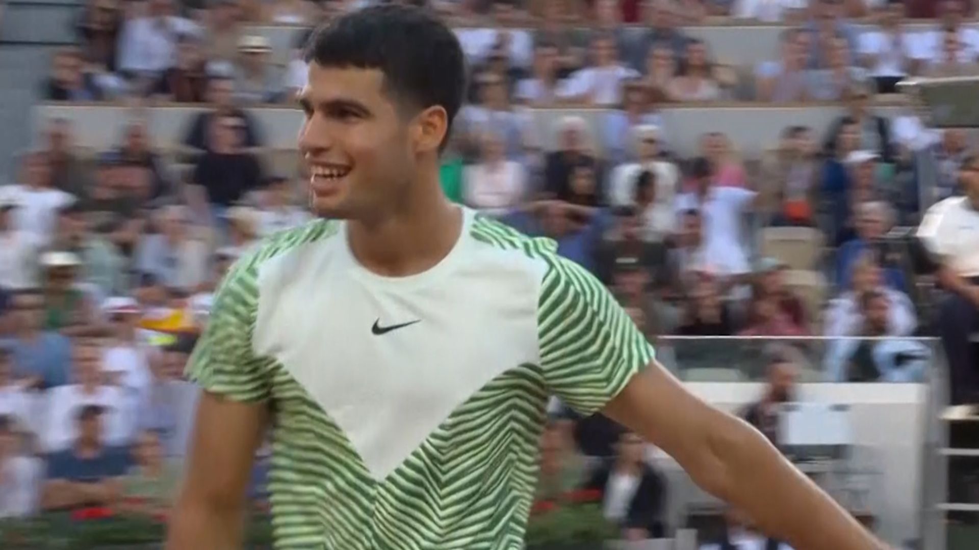 carlos_alcaraz_enamora_al_publico_de_roland_garros_hasta_su_rival_acaba_rendido_ante_s.jpg