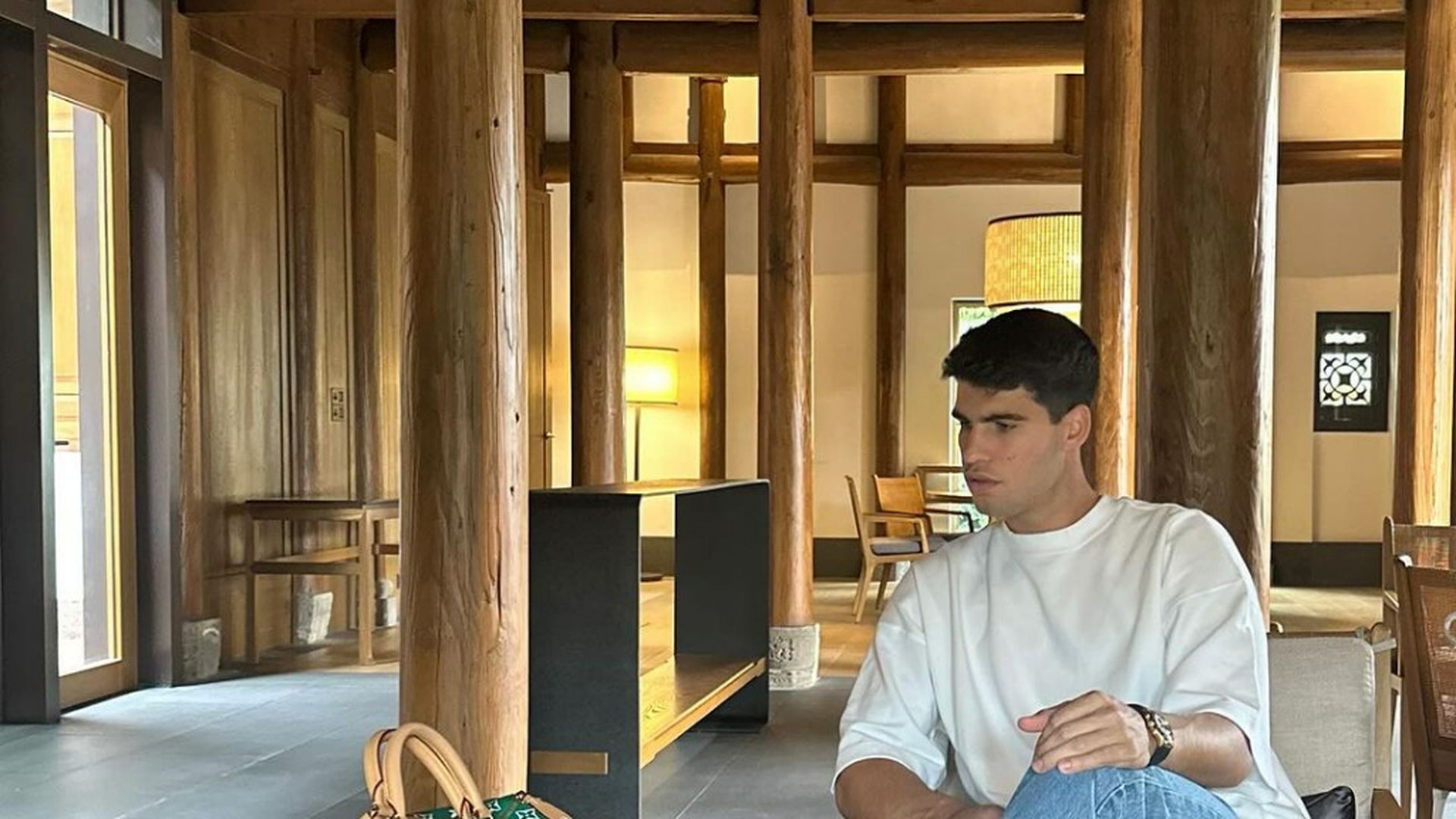 carlos_alcaraz_junto_a_su_bolso_exclusivo__carlitosalcarazz_001.jpg carlos_alcaraz_junto_a_su_bolso_exclusivo__carlitosalcarazz_001.jpg