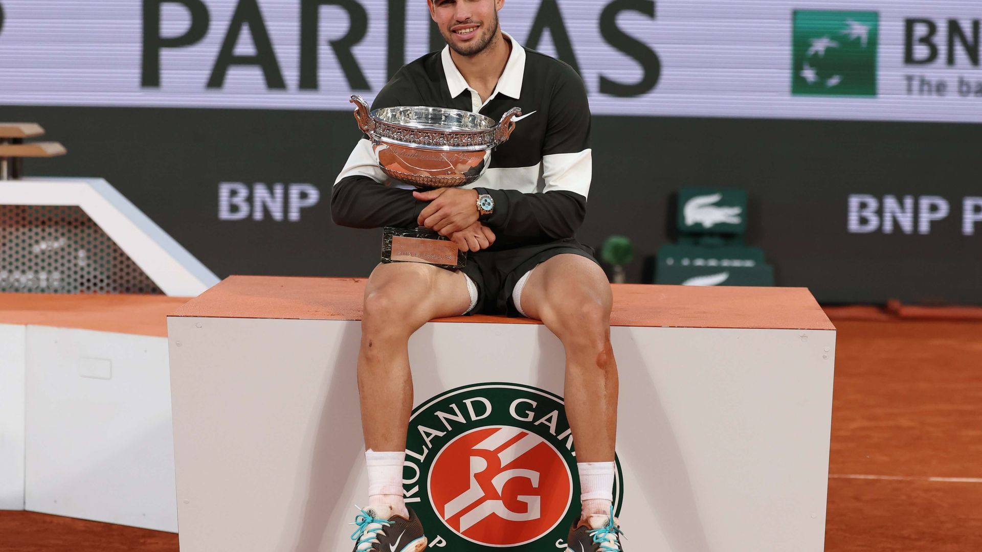 carlos_alcaraz_tras_conquistar_roland_garros_foto_efe_001.jpg