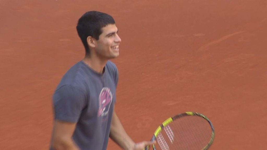 (Mediaset) Carlos Alcaraz y Juan Carlos Ferrero se pican en el entreno y el murciano no aguanta la risa: "¿Aflojo un poco?" 