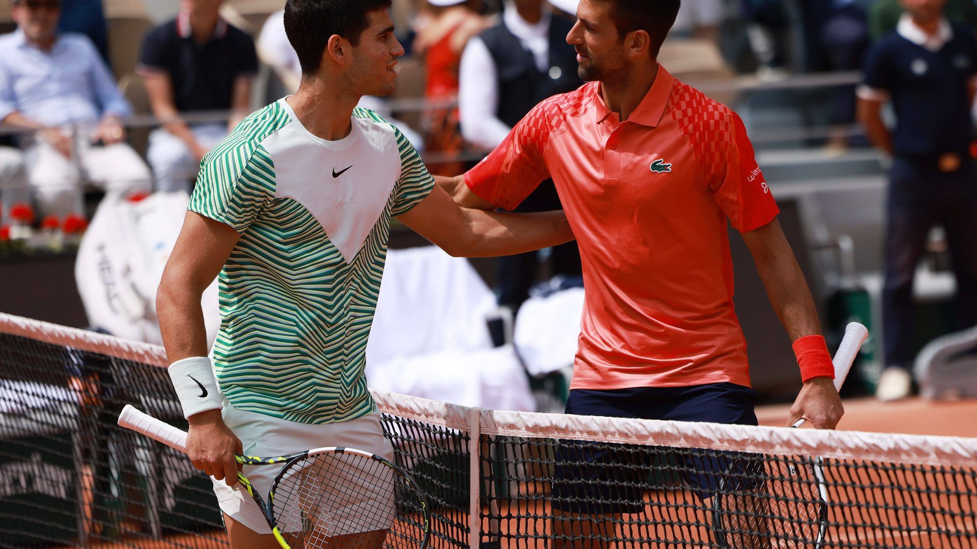 carlos_alcaraz_y_noval_djokovic_saludandose_antes_del_partido_foto_cordon_press_001.jpg