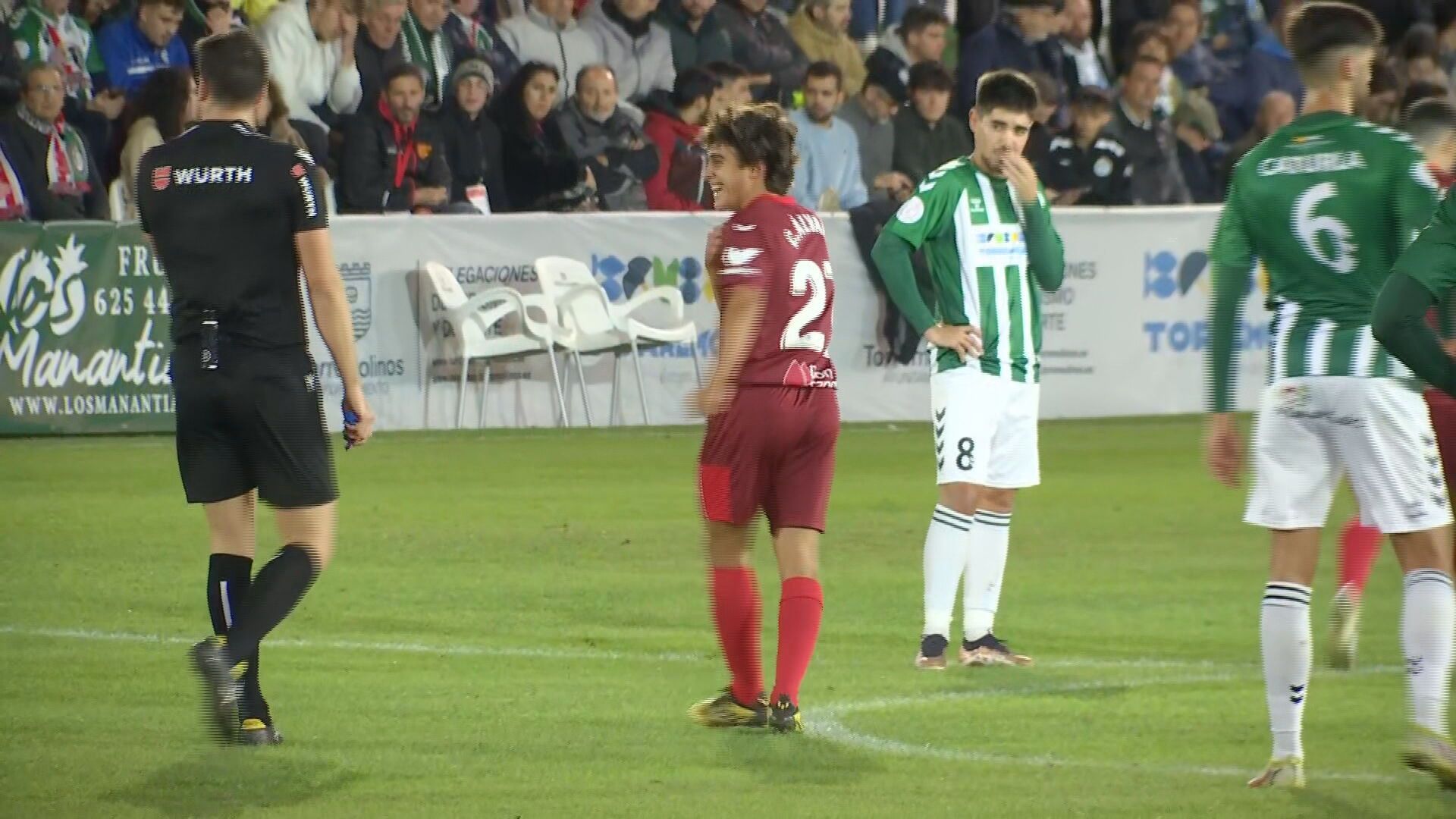 carlos_alvarez_marca_un_gol_de_autentico____killer____hasta_el_arbitro_se_rindio_a_la_.jpeg