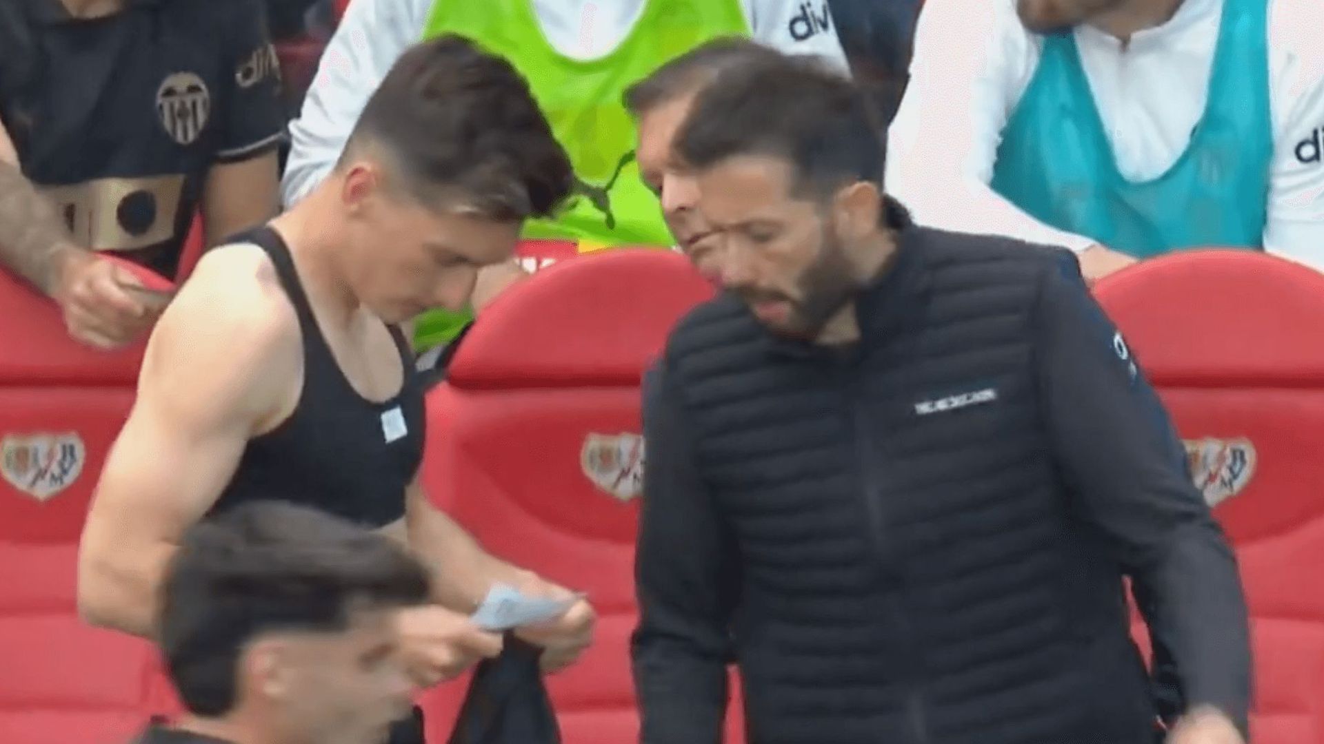 carlos_corberan_da_instrucciones_a_pepelu.png carlos_corberan_da_instrucciones_a_pepelu.png