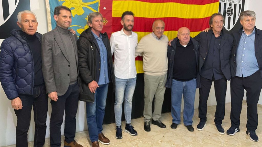 Carlos Corberán descubre en la peña de Cheste su amuleto para la salvación