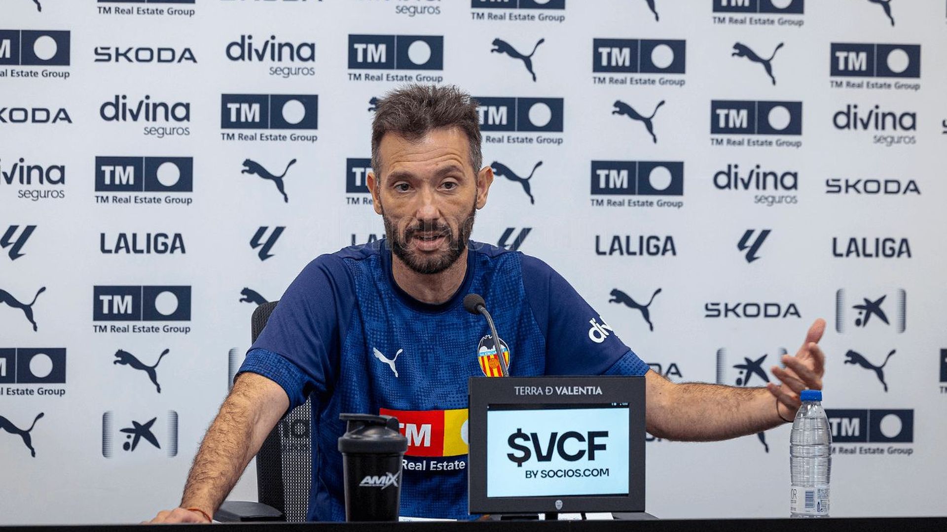 carlos_corberan_en_rueda_de_prensa_foto_valencia_cf.png carlos_corberan_en_rueda_de_prensa_foto_valencia_cf.png