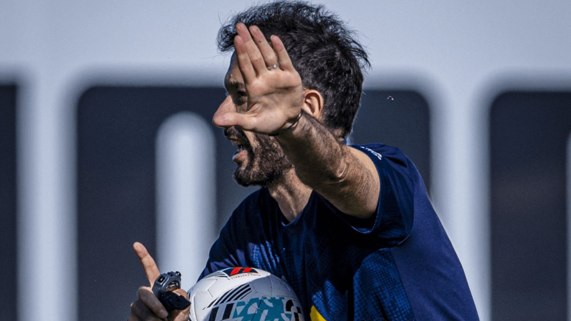 carlos_corberan_entrenando_foto_valencia_cf_001.png carlos_corberan_entrenando_foto_valencia_cf_001.png